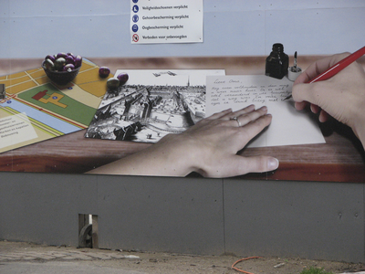 905034 Afbeelding van een collage gemaakt door studenten van de Hogeschool Utrecht, op de bouwschutting rond het ...